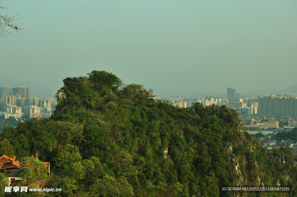 山林之上的城市远景