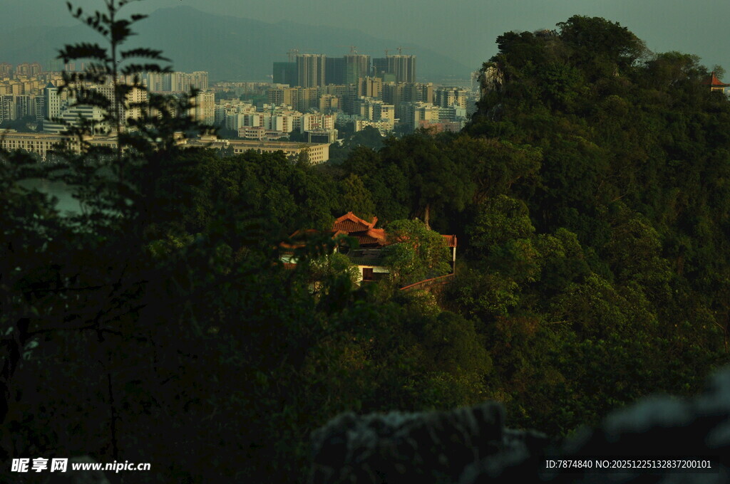 山林间远眺城市景观