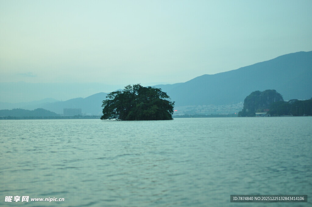 湖中小岛与远山景致