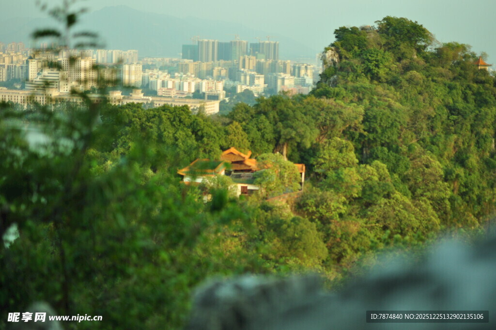 山林间的城市远景风光