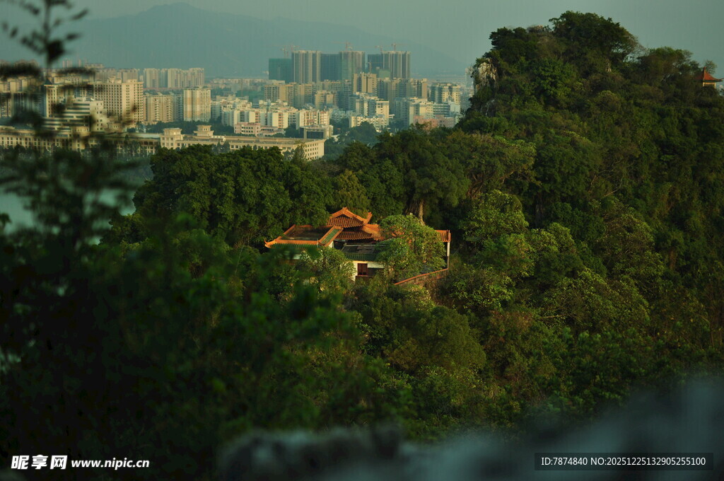 山林间远眺城市景观