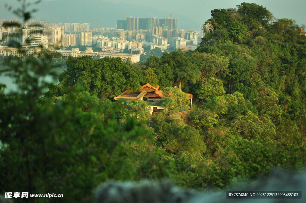 山林间的城市远景