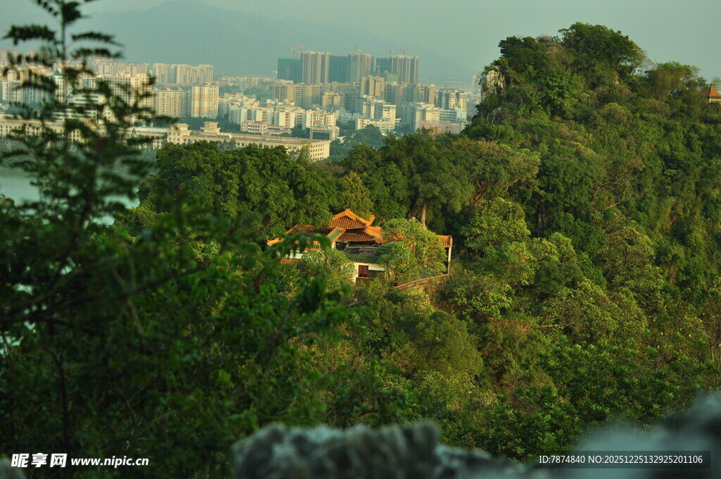 山林间的建筑与城市远景