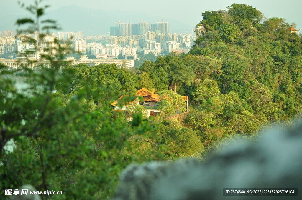 山林间远眺城市景观