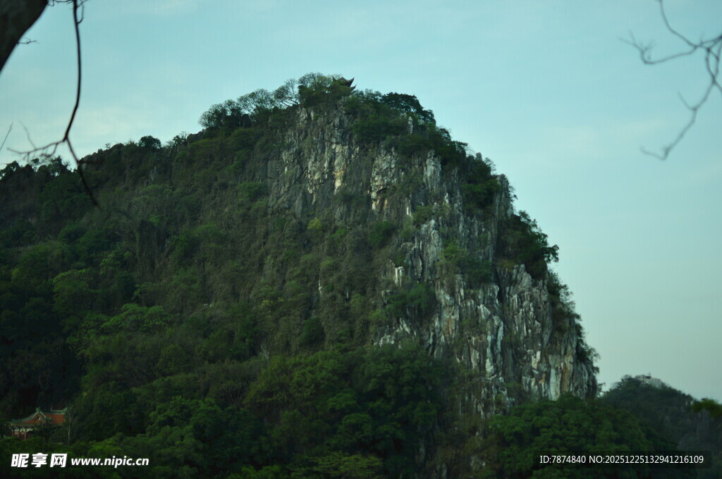 巍峨青山绿意浓