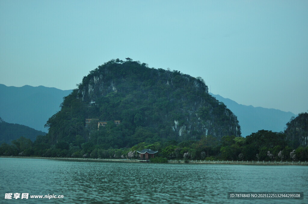 山水相依的秀丽自然景观
