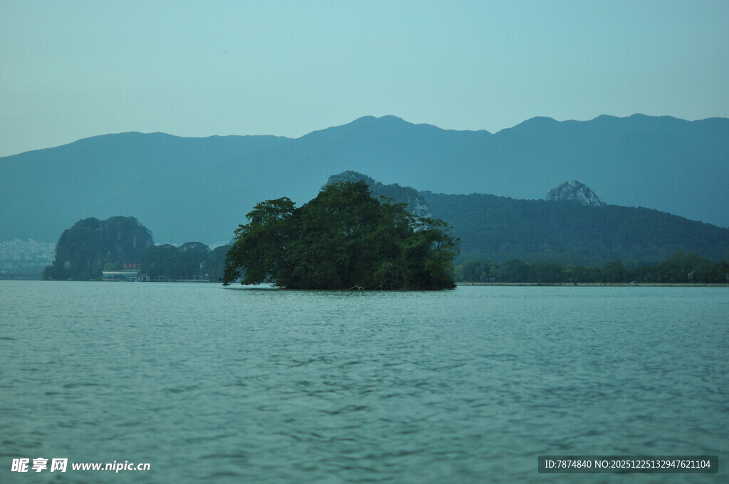 湖中小岛与远山美景