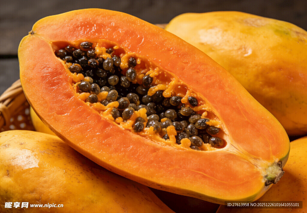切开的新鲜木瓜