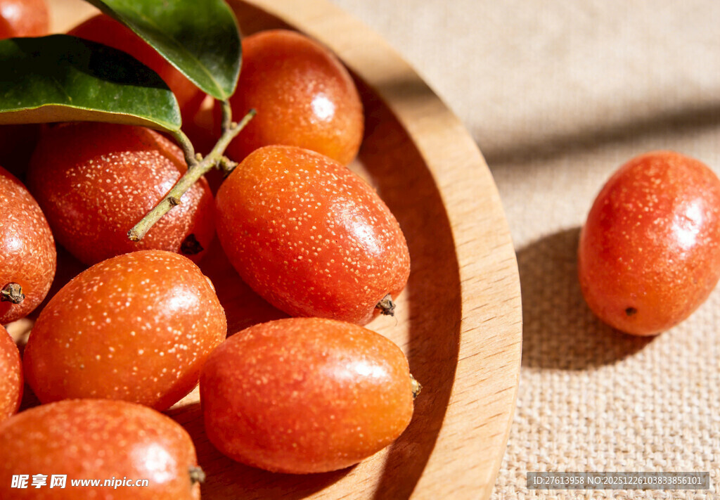 木盘里的羊奶果