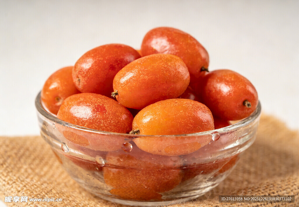 玻璃碗中的羊奶果