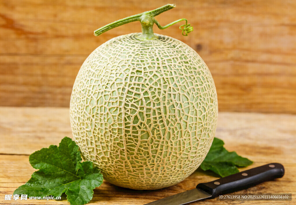 木桌上的网纹甜瓜