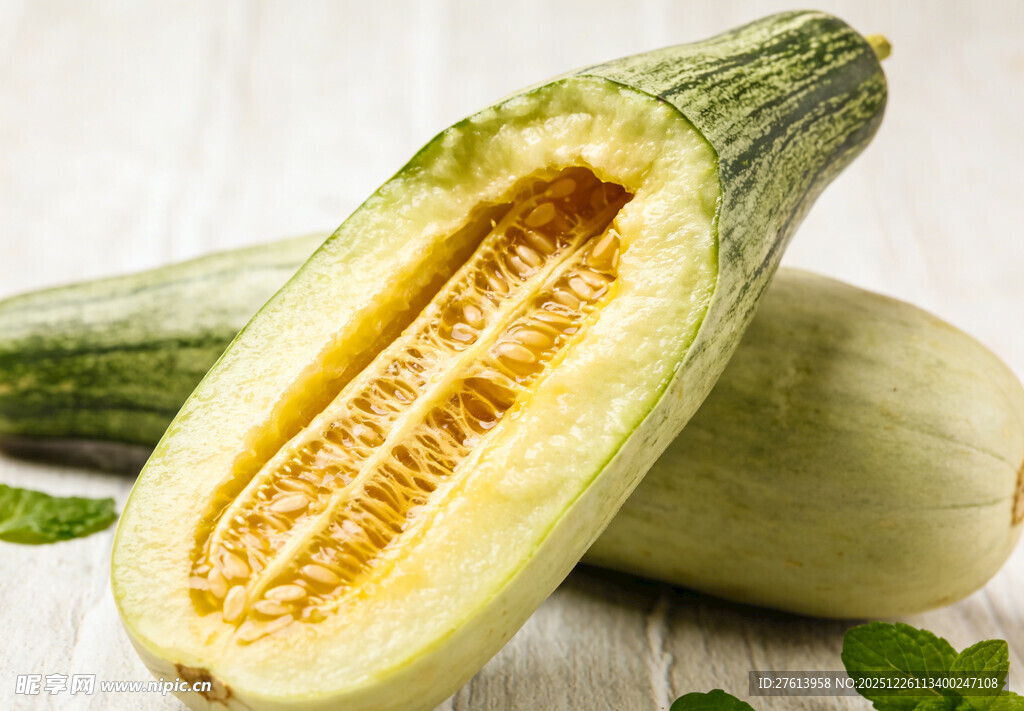 切开的羊角甜瓜