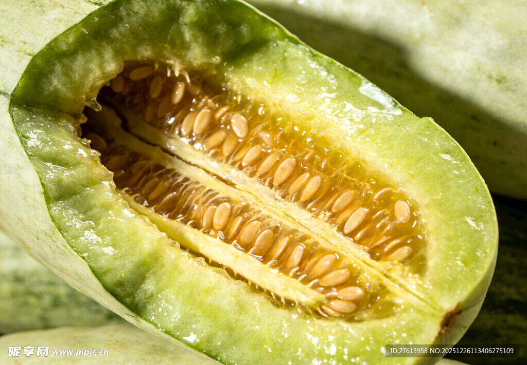 切开的羊角蜜甜瓜