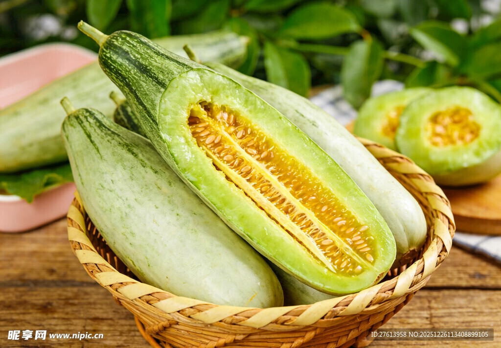 竹篮里的羊角蜜甜瓜