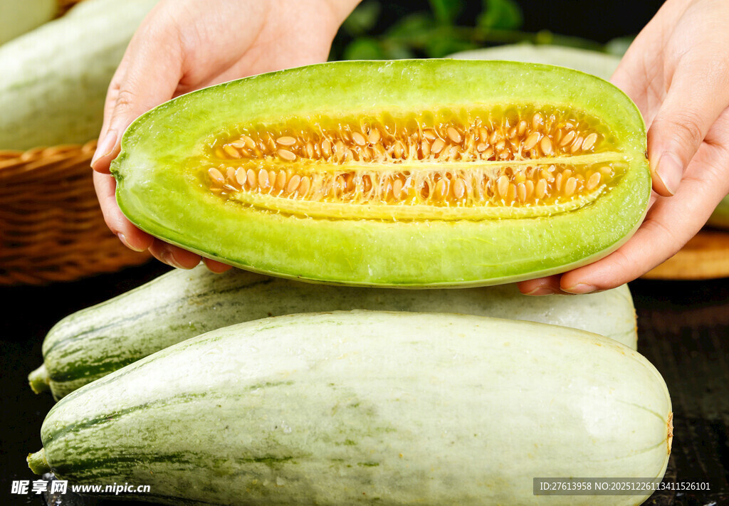 手捧切开的羊角蜜