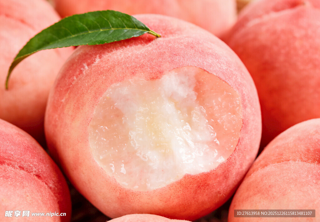 鲜嫩多汁的水蜜桃特写