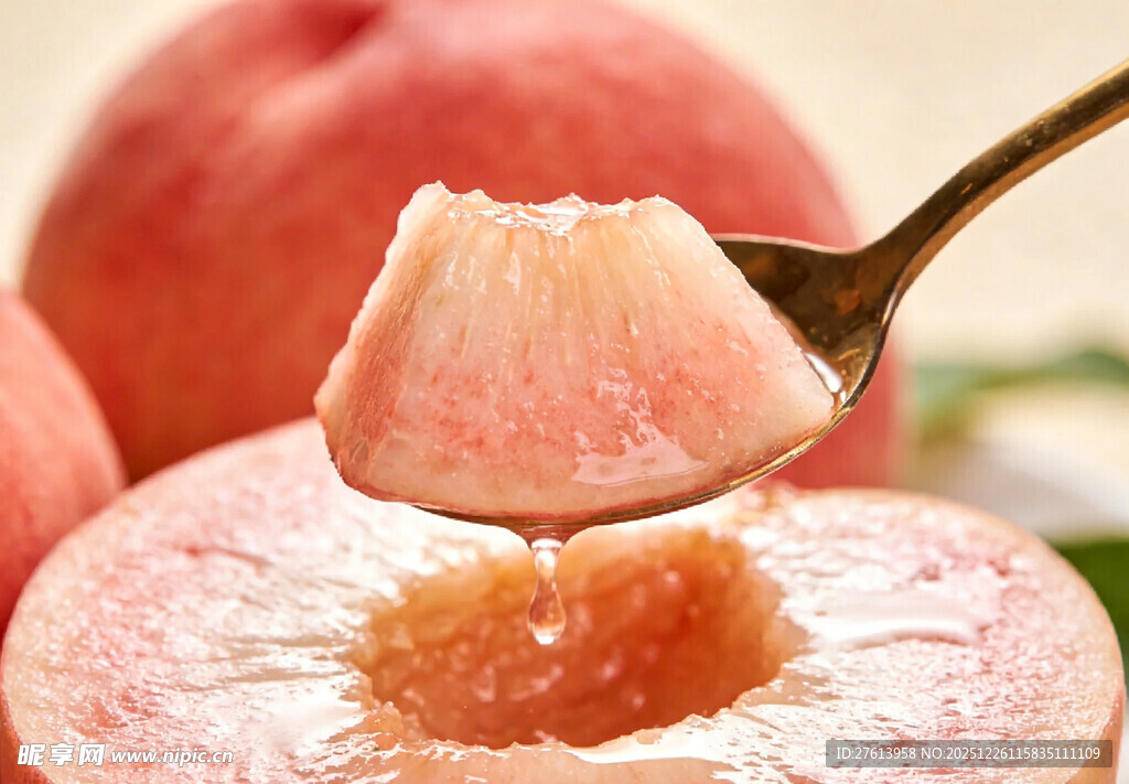 勺子挖水蜜桃果肉