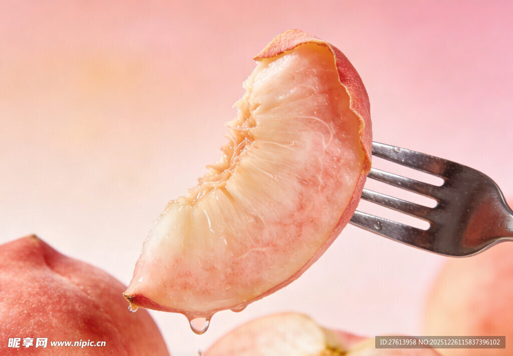 叉子叉起多汁水蜜桃