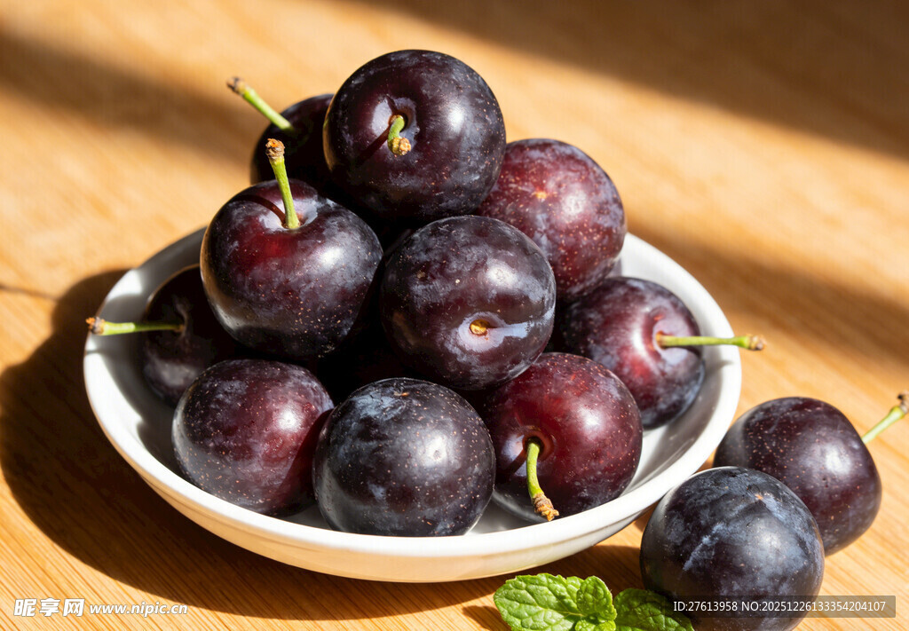 碗中黑布林李子