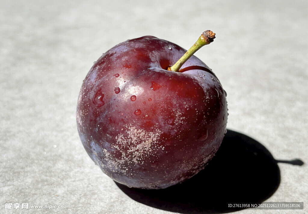紫黑色李子特写