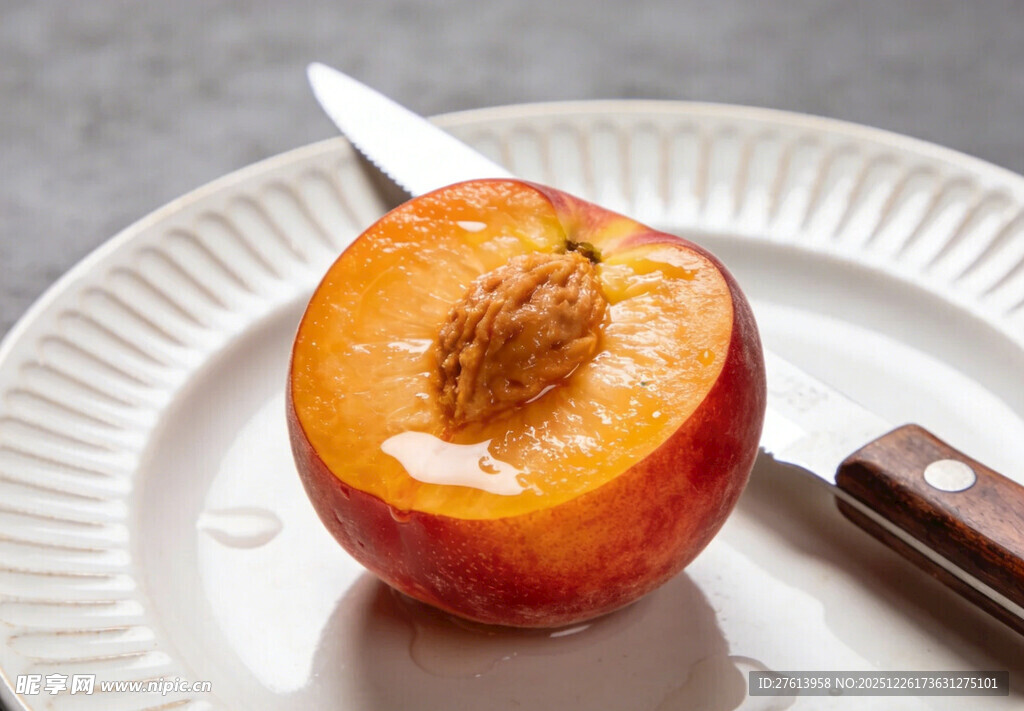 切开的油桃