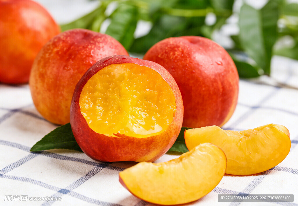 咬了一口的黄心油桃