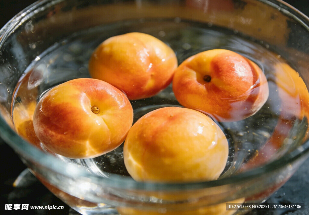 玻璃碗中泡着的桃子