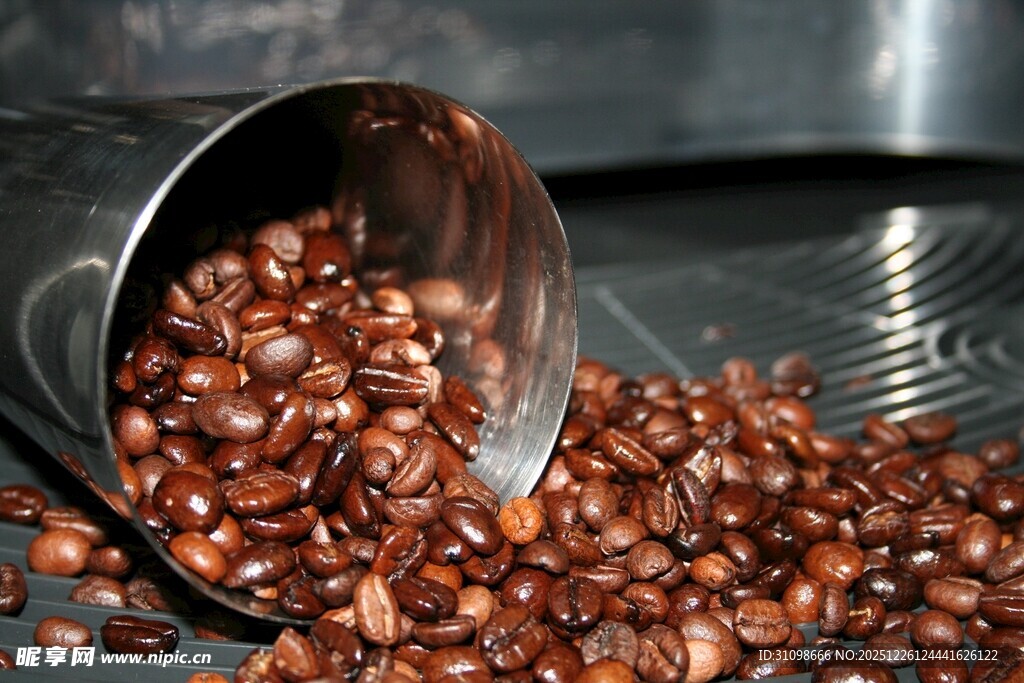 倾倒的咖啡豆