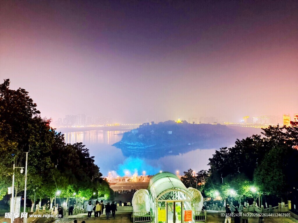 城市夜景中的璀璨桥梁景观