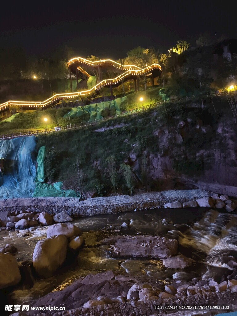 夜晚山间的璀璨灯光景观