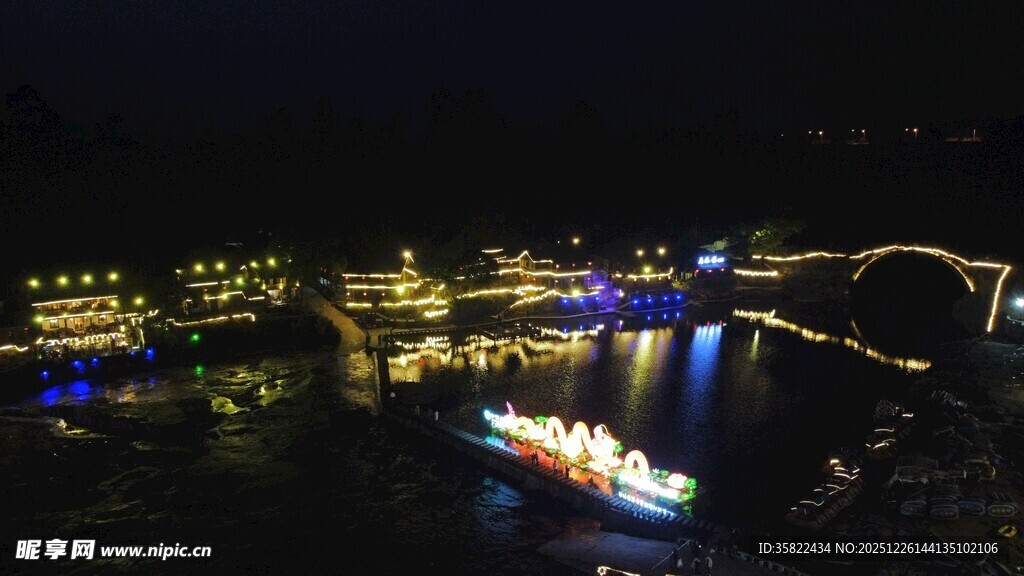 夜晚河畔璀璨灯光景观