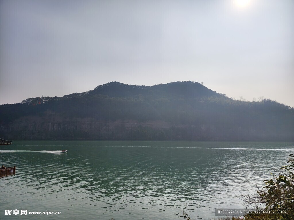 湖光山色间的宁静美景