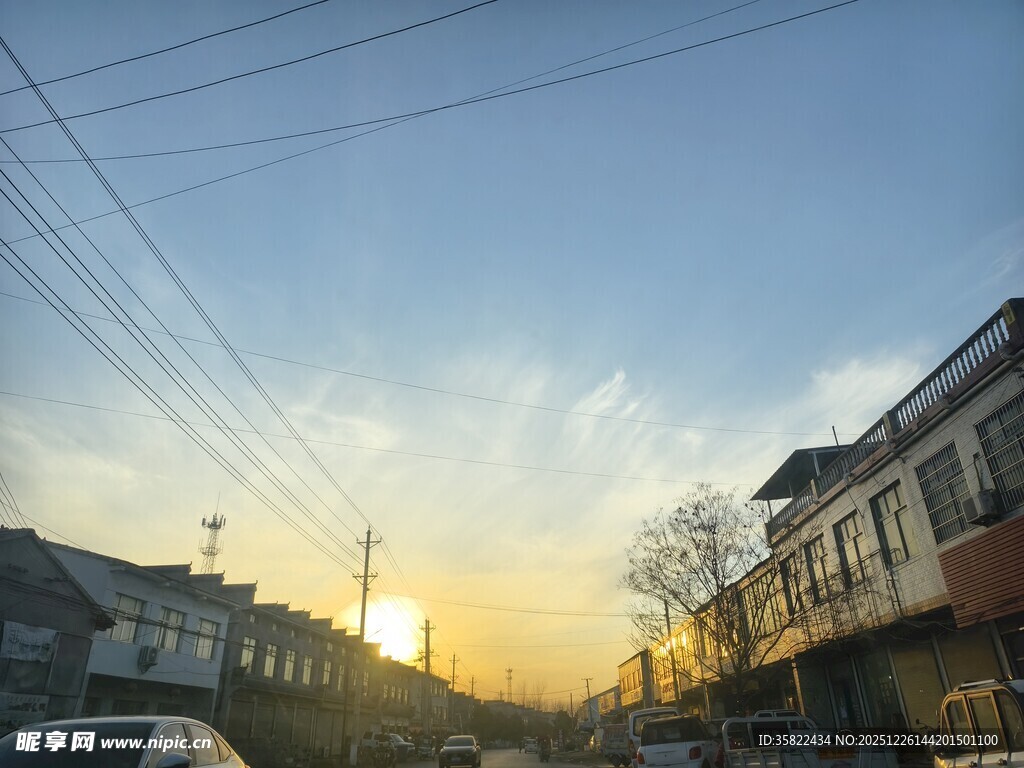 夕阳下的街边景象