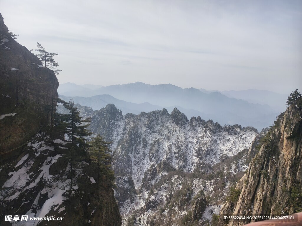 雪覆山峦的壮美自然景观