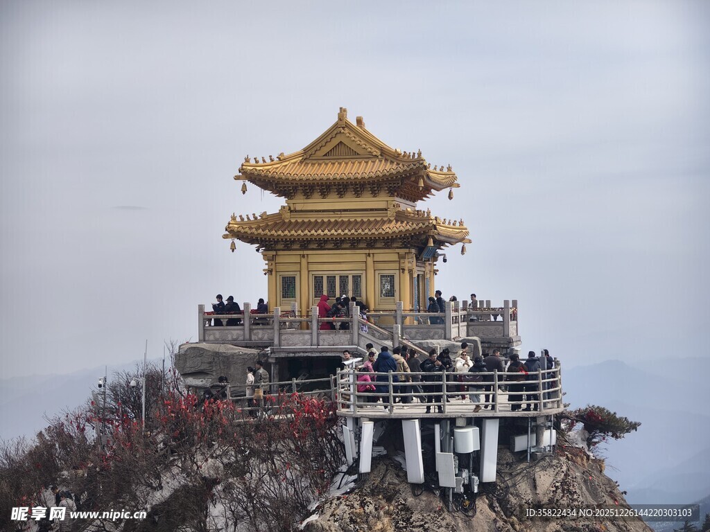 山顶金殿古建筑景观