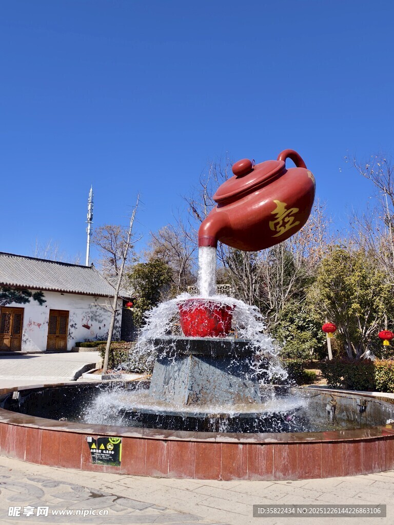 红色雕塑喷泉景观