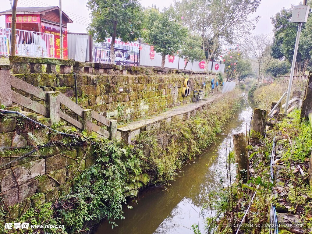 古村小河畔的自然景致