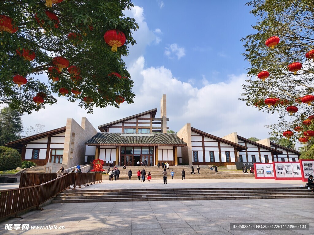 中式建筑前的热闹场景