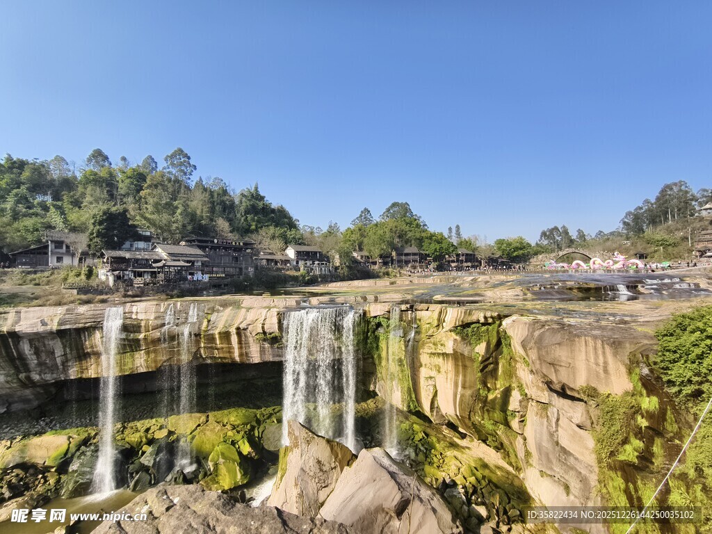 壮观瀑布下的自然美景