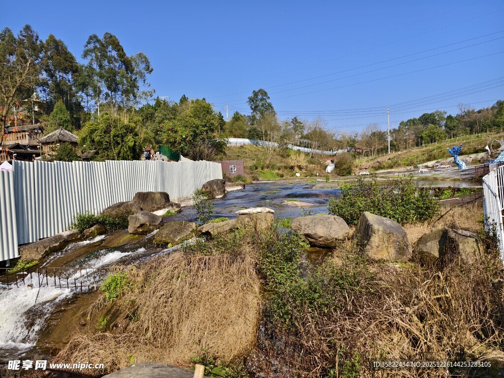 自然溪流旁的岩石景观