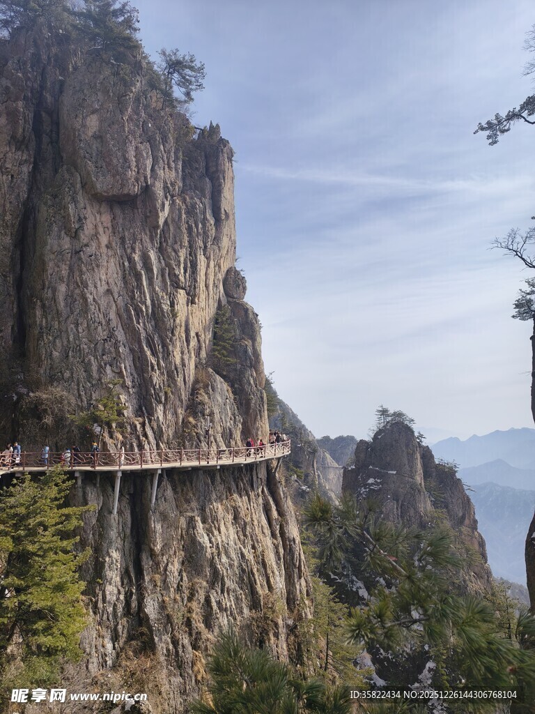 悬崖栈道  壮美山间景致
