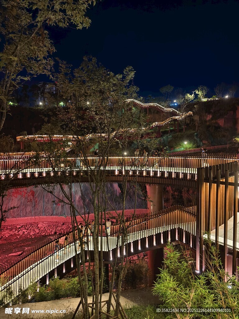 夜晚绚丽灯光下的桥梁景观