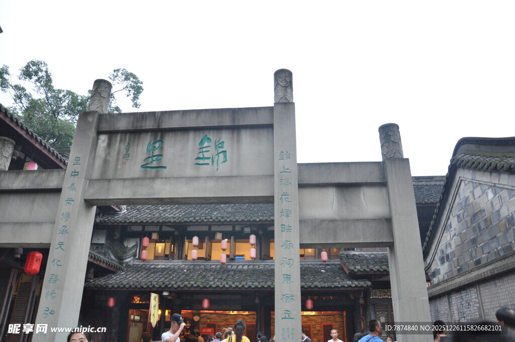 古牌坊下的热闹市井