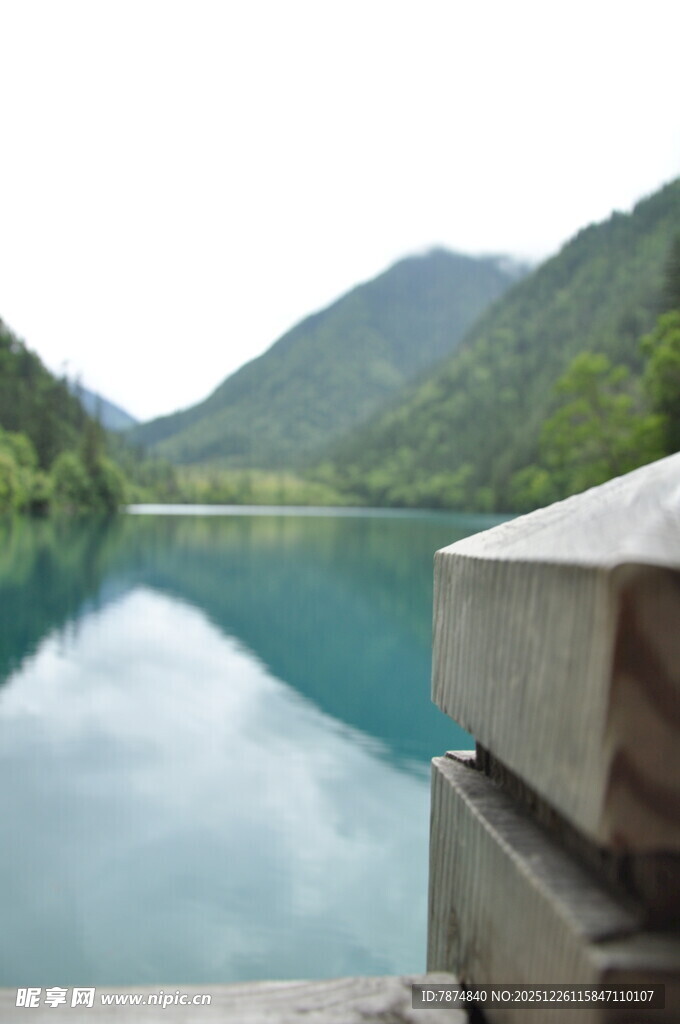 湖畔美景 青山绿水相映