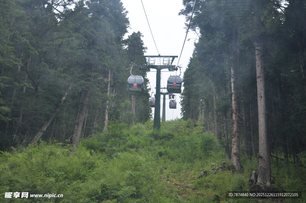 山林间的缆车索道景观