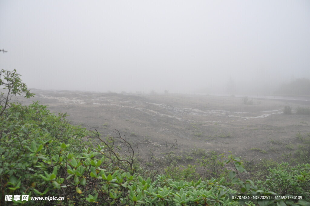 雾中朦胧的山野景色