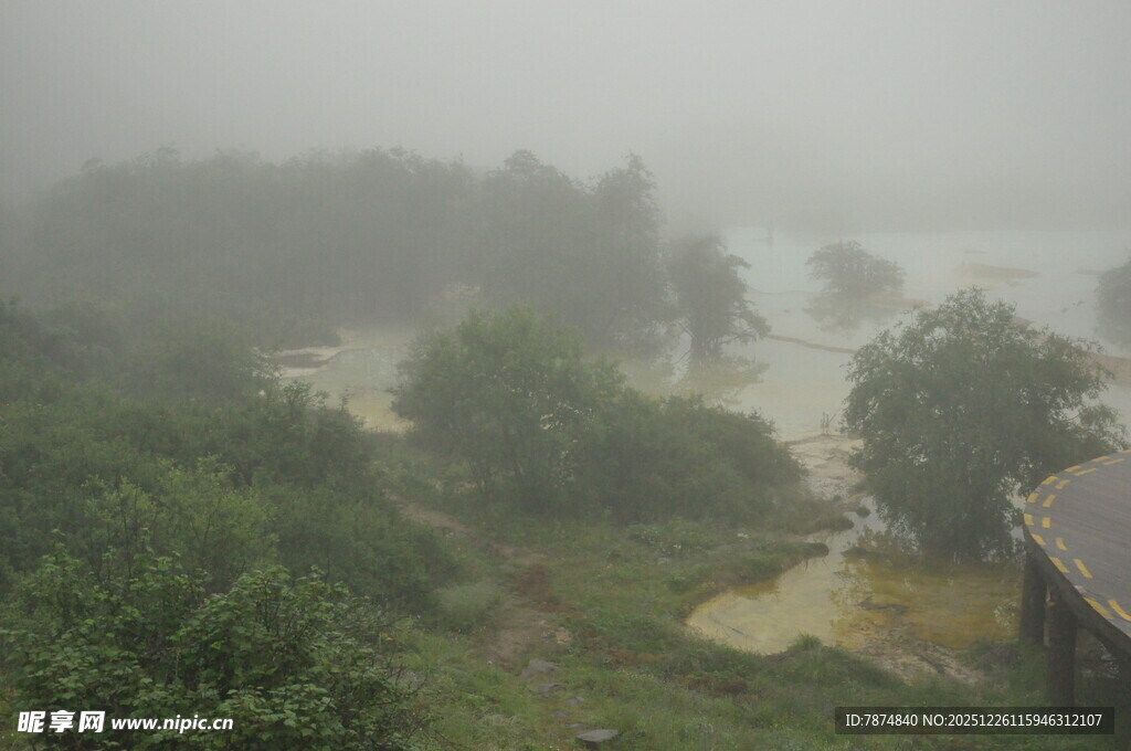 雾中朦胧山林景色