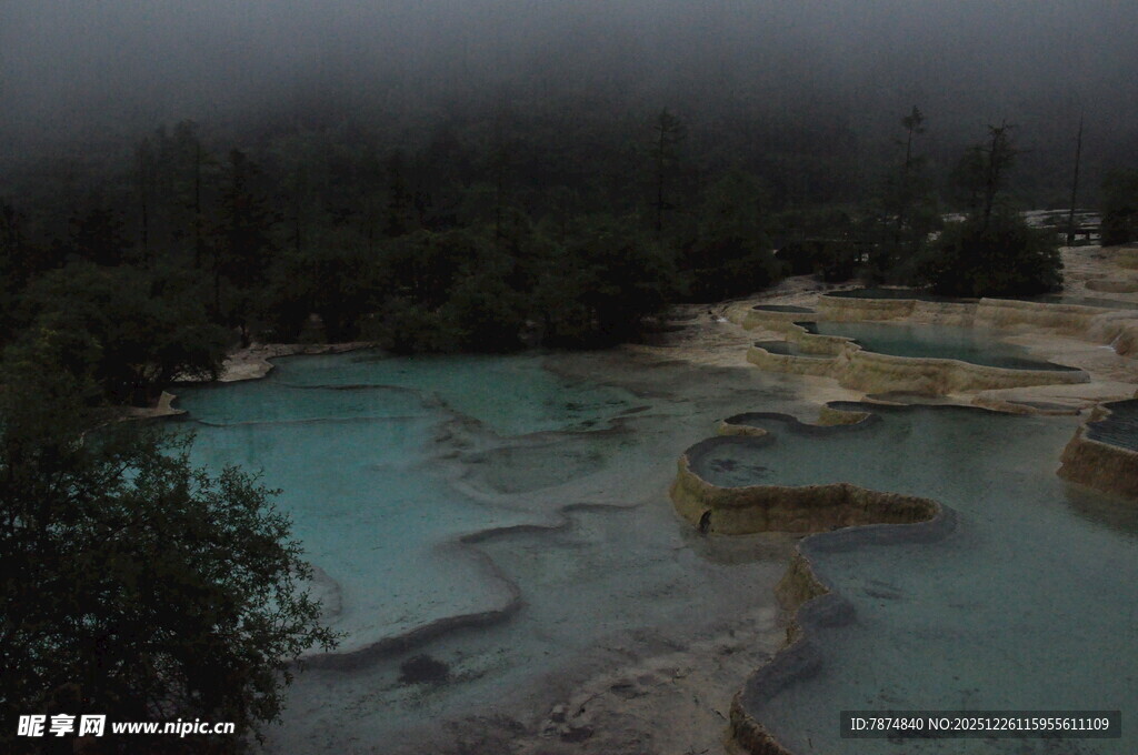 梦幻蓝绿色的山间温泉池