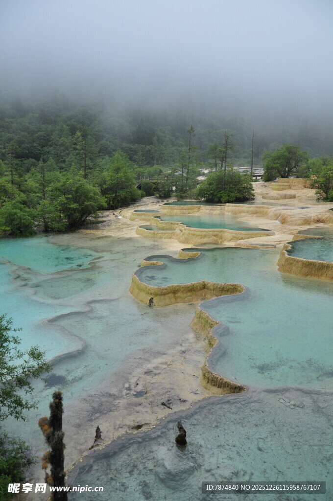 梦幻五彩钙化池景观