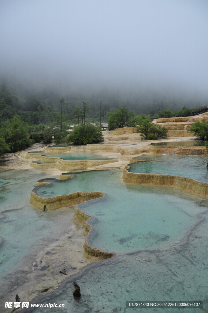 梦幻五彩的天然温泉池